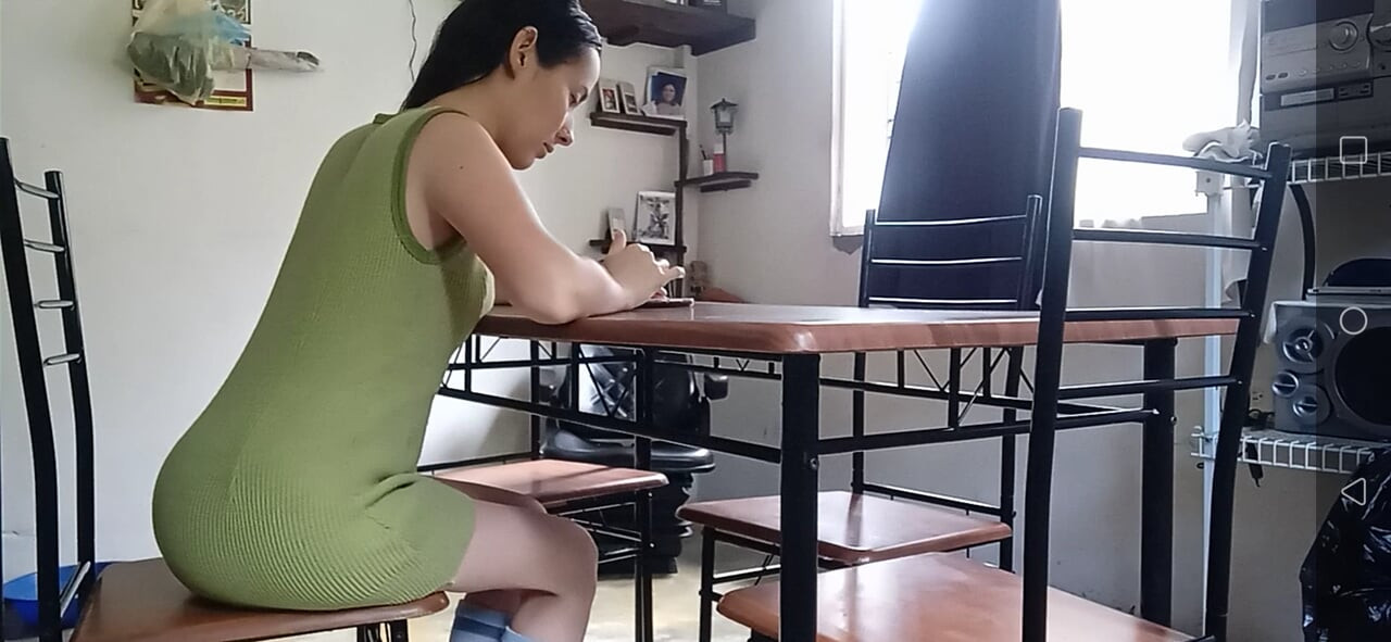 Ben kocamla sohbet ederken komşu eteğimin altına doğru itiyor.