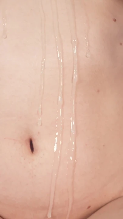 Kızıl saçlı genç kız ağır çekimde aliendildodan ateşli vücudunun her yerine boşaltıyor