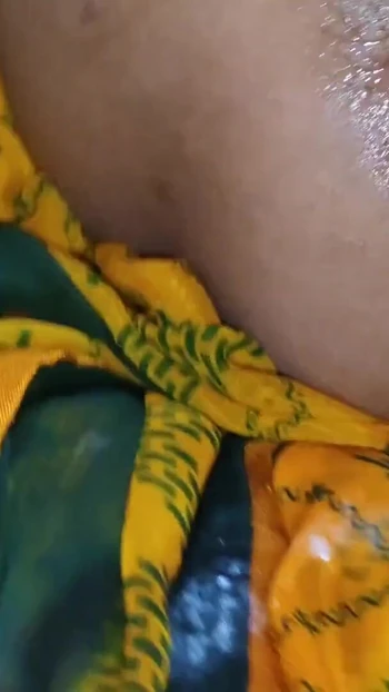 Обязательный для обмена момент из "Смаковатая бхабхи бхабхи сама себя обнажает, наслаждается королевой киски"