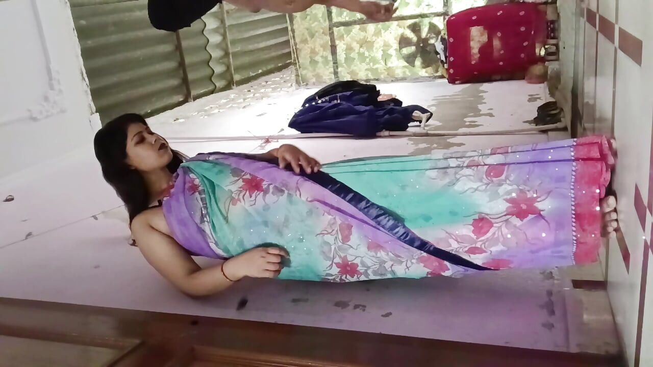 Yaramaz kavita üvey erkek kardeşinin tatlı yarağını sürtük amcığıyla emmeyi ve sikişmeyi seviyor