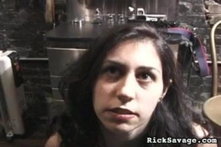 göğüsler acı içinde