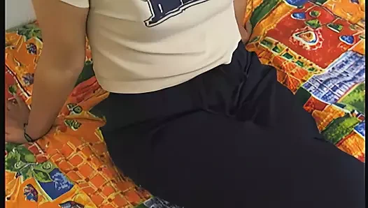 minyon genç yatakta çırılçıplak kendini tatmin etmeye ikna edilir