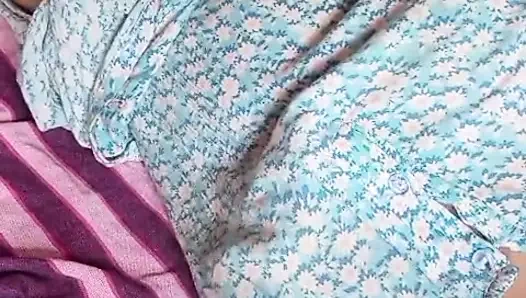 Sri Lankalı aktris Anne banyoda geceleri amcığı ve büyük doğal göğüsleriyle oynuyor