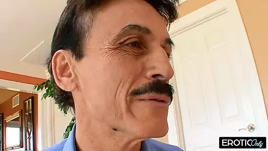 Ateşli sarışın orta yaşlı seksi kadın üvey babasının gözleri önünde sert sikiliyor