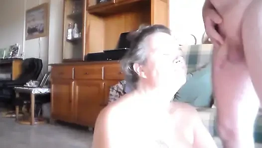 John Jen'in yüzüne ve ağzına işiyor