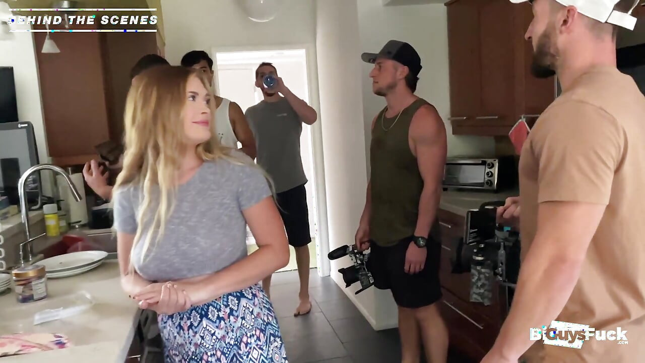 Vay! Uzun yaraklı iki erkek bir erkek biseksüel kolej sikişi