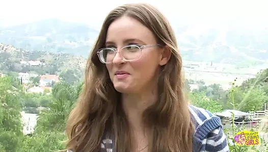 Çarpıcı güzelliği azgın esmer lezbiyen arkadaşı için karşı konulmaz, bu yüzden sonunda sikişiyorlar