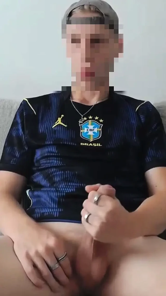 Azgın erkek kardeş futbol antrenmanı yaptıktan sonra mastürbasyon yaparken yakalandı