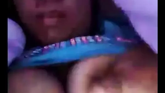 1132 Gata safada mostrando os peitinhos