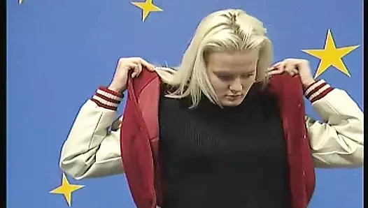 Barbie yapay penis bulur ve sert sürer, ken oldukça kıskanç bir şekilde izliyor