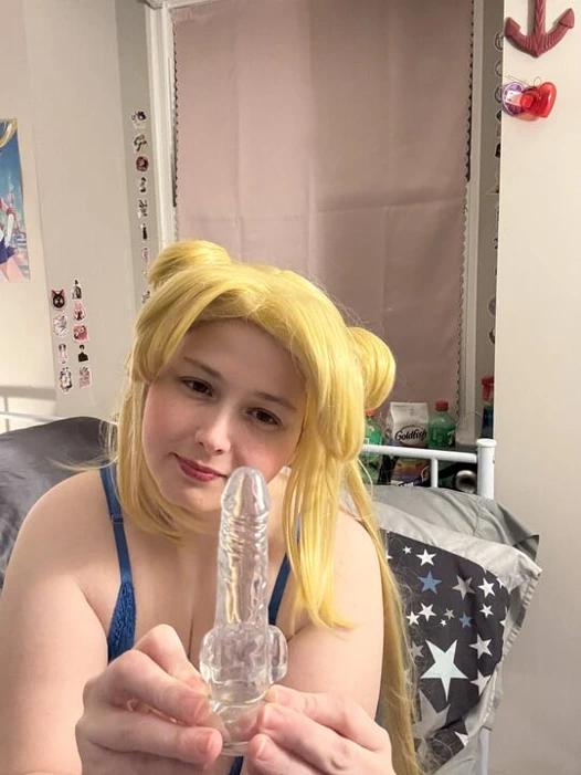 Sailor Moon küçük bir anal oyuncakla salya akıtıyor