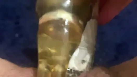 Жена мастурбирует на полу ванной, пока муж гуверит на улице