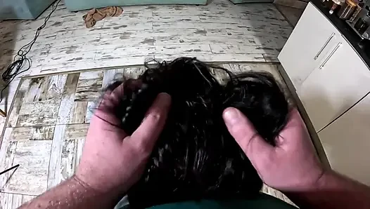 Bornoz orta yaşlı seksi kadın saç kurutma ve fırçalama sakso ve saçıma boşalma