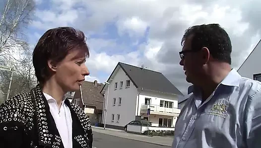 Kızıl saçlı olgun fahişeyi alıp götürüp sikiyor