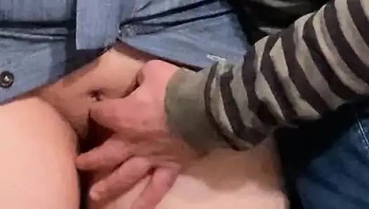 Edepsiz hobi! Yaşlı adam herkesin içinde mükemmel amcığını parmaklıyor