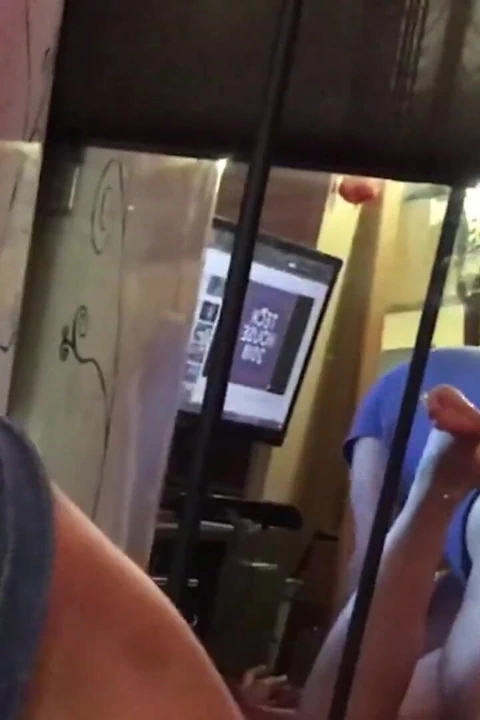 Kız kardeşim erkek arkadaşım tarafından emiyor ve sert sikiliyor