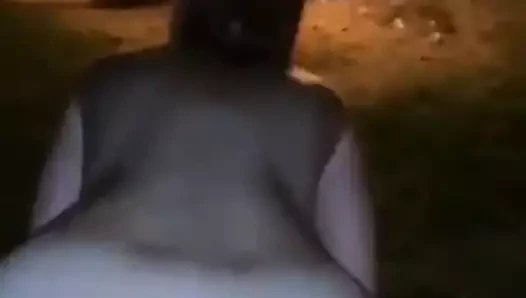 Ateşin önünde dışarıda lanet kız