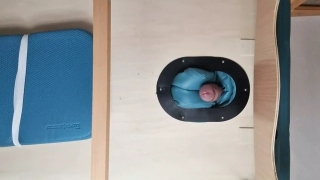 Aşağıdaki masaj masasını sikiyor