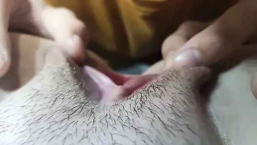 Onu kedi yaladı, onu kedi parmakladı, güçlü bir orgazm var