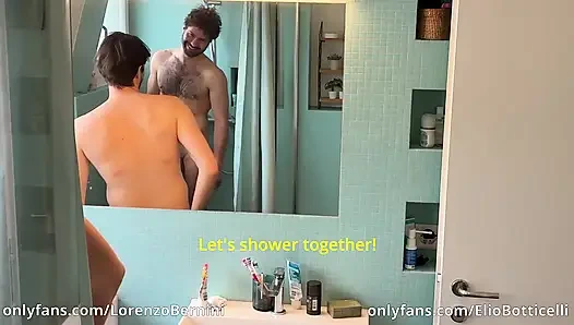 Duşta heteroseksüel arkadaşımı baştan çıkarıyorum ve onunla seks yapmaya çalışıyorum.