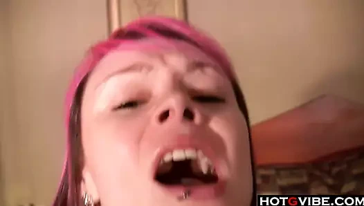 Üç fıstıklar birbirlerini pussies ile oynuyor