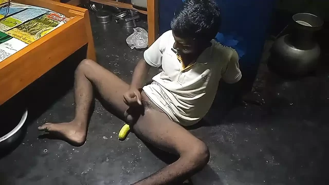 Twinks Hintli oğlan eşcinsel seks yapıyor 🥒