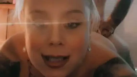 Orta yaşlı seksi kadının yüzüne boşalma ve sikiş bakış açısı