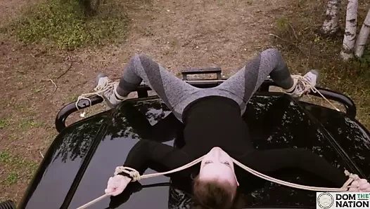 Vajinal olarak yontulmuş bdsm güzeli ormanda yürüyüşe çıkıyor