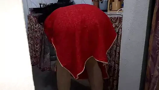 Hintli teyze genç komşuyla ilişki yaşıyor