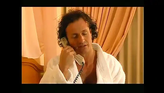 Sarışın kız ıslak ve sıkı amcığını gösteriyor