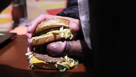 Bir burgeri sikiyor ve mahvediyor