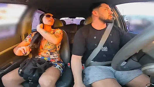 Ağzım sürücünün yarağına takıldım ve beni dört ayak üzerinde yakaladı