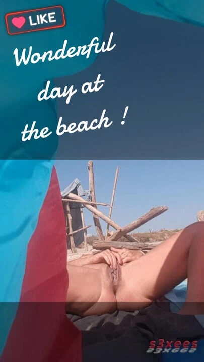 Kadın mastürbasyon yapıyor ve Cap d'Agde'de ona küçük bir titreşimli seks oyuncağı veriyor.