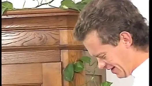 Azgın klasik orta yaşlı seksi kadın sikiliyor