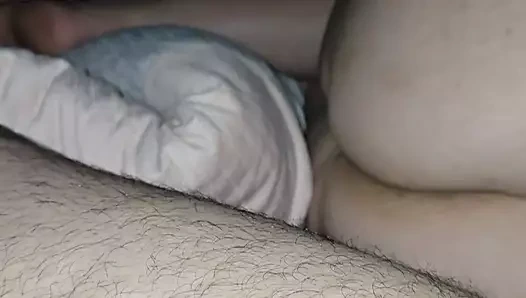 Üvey oğlu büyük harika götüyle çıplak otururken üvey anne yatağına giriyor