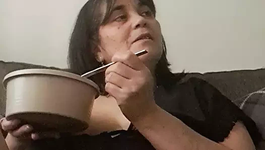 Üvey anne öğle yemeği yiyor ve üvey oğlu onun hakkında neyi sevdiğini daha fazla görmek istiyor