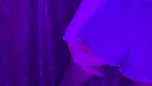 Dans eden kız göğüsleriyle oynuyor