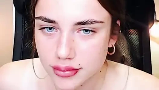 Çarpıcı esmer bebek ile ona yeni oral seks dudakları