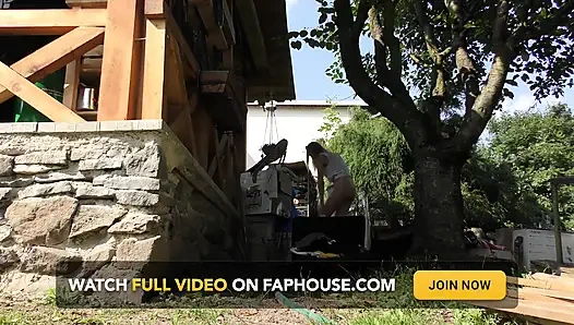Komşu barbekü partisi yapıyor ve kızlar utanmaz ve külotsuz