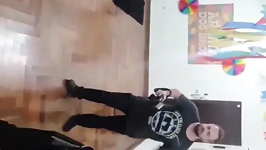Partideki erkekleri oral seks için sıraya girdiler.