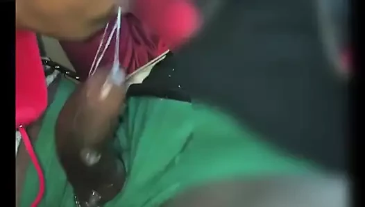 İnce büyük dudaklar iyi gırtlağına kadar alıyor. Sürekli devam ediyor ve sikimle kendini ağzına alıyor.. Sonunda kestim