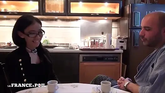 Seksi küçük memeli sekreter komşusu tarafından sikiliyor ve dölleniyor