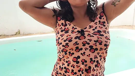 Havuzda fışkırtarak boşalma videosu