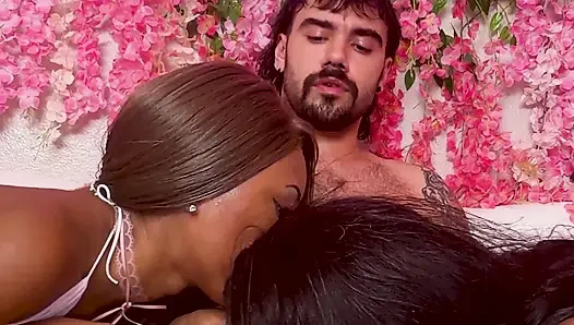 İtaatkar tatlı poppy ve lana memnun etmeyi ve işemeyi seviyor - dikey