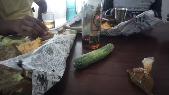 Akşam yemeği masasında edepsizce konuşan Tamil
