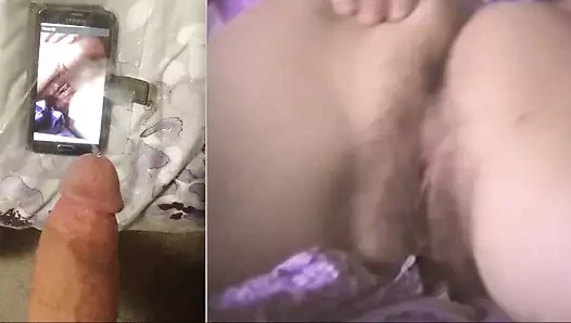 Arkadaşı telefonunda cameon'a baktı ve mastürbasyon yaptı