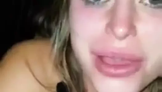 Sarışın fahişe amcığını emiyor