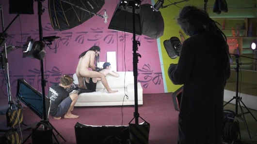 Sahne arkası onu bir araya getiriyor