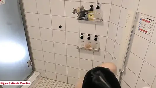 Yumuşak kıvrımlar belirleyici bir bitişten önce büyüleyici olurken büyük memeli bir cazibe masumiyeti dönüştürüyor