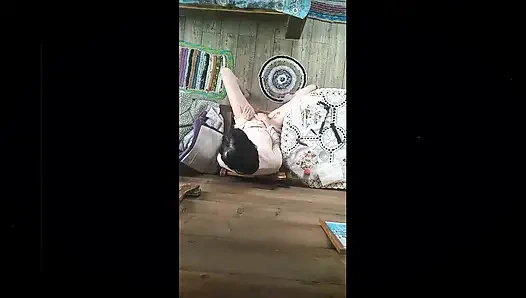 Bir köylü kız kıllı amcığını güzel müziğe güzelce çekiyor